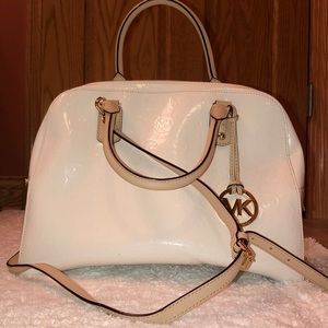 White Michael Kors purse 👜